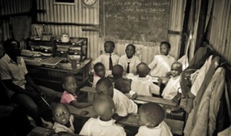 La pequeña escuela, construida dentro de una chabola de hojalata